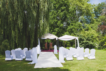 Dywan, krzesła oraz miejsce przyjęcia ślubu świeckiego. Wesele plenerowe. Ślub niekościelny. - obrazy, fototapety, plakaty