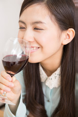 赤ワインを飲む女性