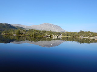 Fototapeta na wymiar Mountains reflected in the lake