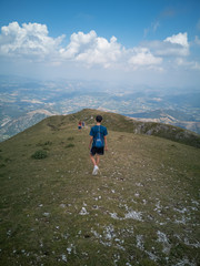 turisti fanno trekking sul monte catria nelle Marche in Italia