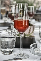 Gläser auf gedecktem Tisch mit Wein, Sekt, Champagner in schwarz weiß, mit Freunden feiern nach Corona