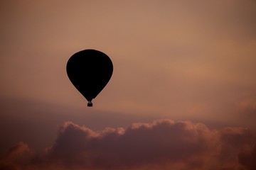 Heißluftballon am Himmel während des Sonnenuntergang