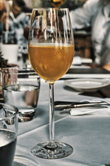 Gläser auf gedecktem Tisch mit Wein, Sekt, Champagner in schwarz weiß, mit Freunden feiern nach...