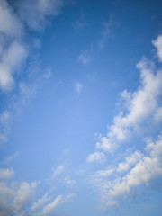 Hermoso cielo azul con nubes blancas. Fondo que refleja calma y serenidad	
