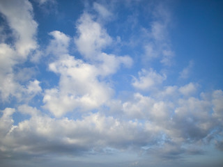 Naklejka na ściany i meble Hermoso cielo azul con nubes blancas. Fondo que refleja calma y serenidad