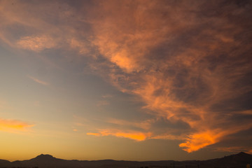 Perfecto atardecer nublado desde las montañas