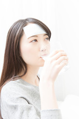 薬を飲む女性
