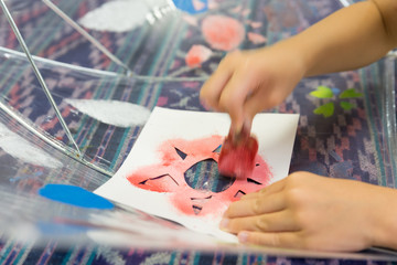 絵画教室で制作に励む子供たちの手