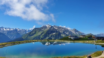 Fototapeta na wymiar mountain lake and blue sky