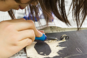 絵画教室で制作に励む子供たちの手
