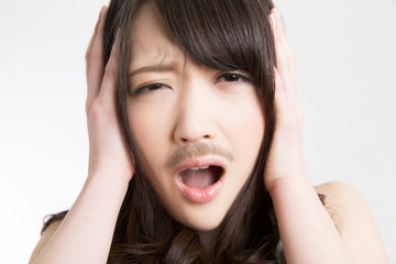 ムダ毛に悩む女性