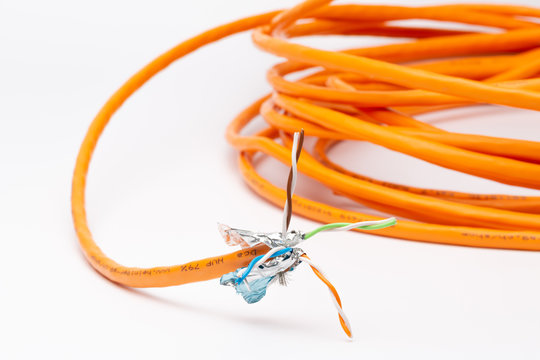 Abisoliertes Ethernet Kabel mit verdrillten Drähten, mit weissem Hintergrund