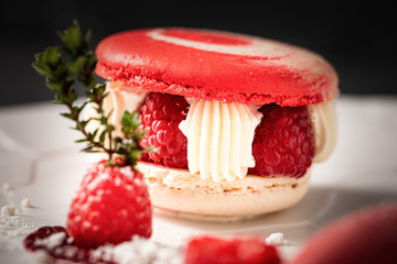 Macaron aux framboises 