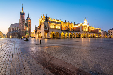 Fototapeta na wymiar Wschód słońca Rynek Główny w Krakowie. Sunrise over the Main Square in Cracow.