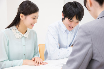 Obraz premium 物件を探すカップル