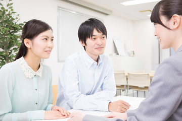 Obraz premium 物件を探すカップル