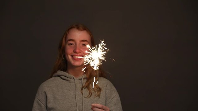 junge Frau mit Wunderkerze