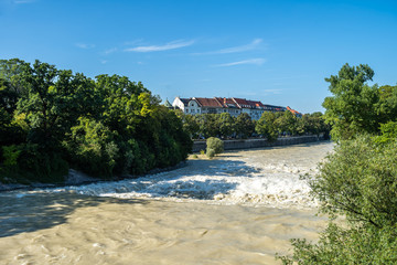 Blick auf die Isar in München bei Hochwasser
