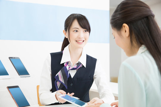 接客する携帯ショップの店員