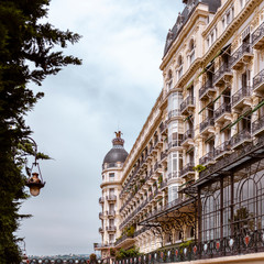 Façade d'un hôtel historique sur la colline de Cimiez à Nice