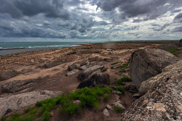 Fototapeta na wymiar Rocky seaside in cloudy weather
