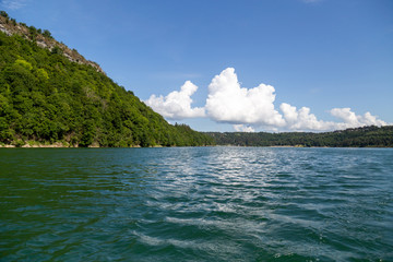 Le lac de Vouglans, dans le massif du Jura, en Bourgogne-Franche-Comté