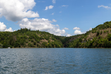 Fototapeta na wymiar Le lac de Vouglans, dans le massif du Jura, en Bourgogne-Franche-Comté