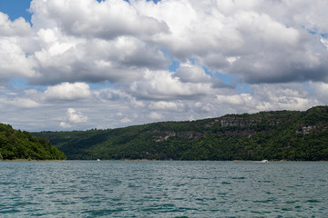 Le lac de Vouglans, dans le massif du Jura, en Bourgogne-Franche-Comté