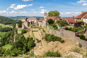 Fototapeta na wymiar Le village de Château-Chalon, reconnu pour son vin, dans le Jura, en Bourgogne-Franche-Comté