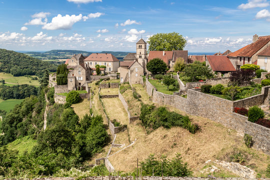 Le village de Ch&acirc;teau-Chalon, reconnu pour son vin, dans le Jura, en Bourgogne-Franche-Comt&eacute;