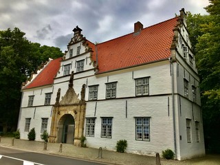 Fototapeta na wymiar Gebäude am Schloss vor Husum / Husumer Schloss / Schloss Husum in Husum (Schleswig-Holstein)