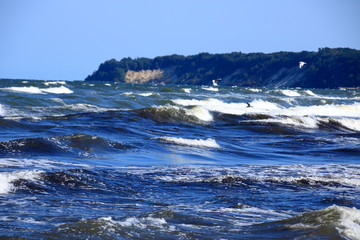 Wellengang an der Ostseeküste bei Sellin auf der Insel Rügen