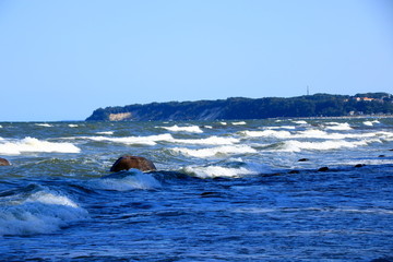 Obraz premium Wellengang an der Ostseeküste bei Sellin auf der Insel Rügen