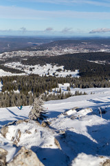 Fototapeta na wymiar Panorama sur le massif du Jura et la station des Rousses, depuis le sommet de la Dole, entre la Franche-Comté et la Suisse