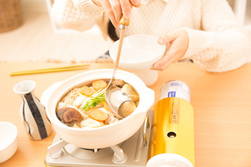 Obraz na płótnie Canvas 鍋料理を食べる女性