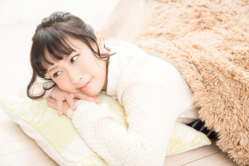 こたつで寛ぐ女性