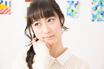 考え事をする女性