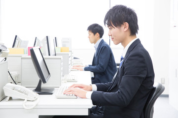 デスクワークするビジネスマン