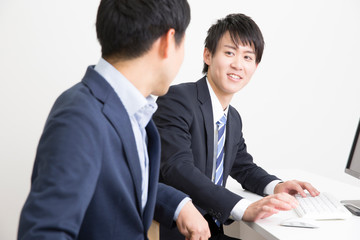 会話するビジネスマン