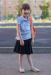 Foto op Canvas Portret van gelukkig meisje met rugzak op een schoolplein. Onderwijs en studie. Kennis dag. © Albert Ziganshin