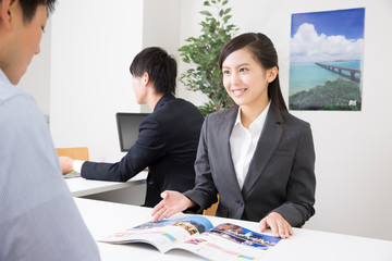 説明をする旅行代理店のスタッフ