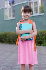 Poster Klein meisje terug naar school. Schoolmeisje met notitieboekjes. © Albert Ziganshin