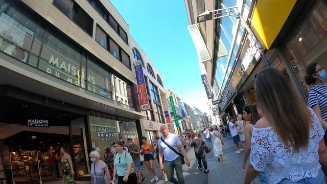 Spaziergang durch die Hohe  Strasse bis zum K&ouml;lner Dom, K&ouml;ln, Nordrhein-Westfalen, Deutschland - Zeitrafferaufnahme