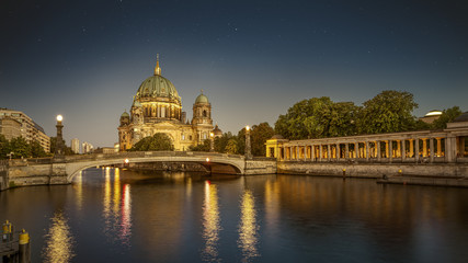 Fototapeta na wymiar the famous berlin cathedral at night