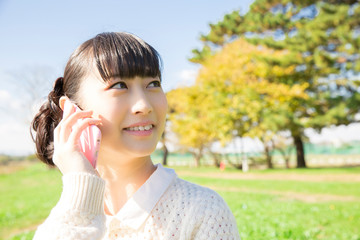 Obraz premium スマートフォンで通話する女性