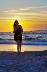 Dziewczyna na plaży - zachód słońca