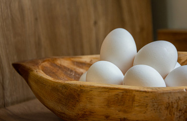 Ovos de galinha brancos na cesta de madeira formato pinhão / White chicken eggs in pinion shaped...