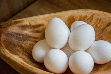 Ovos de galinha brancos na cesta de madeira formato pinhão / White chicken eggs in pinion shaped wooden basket
