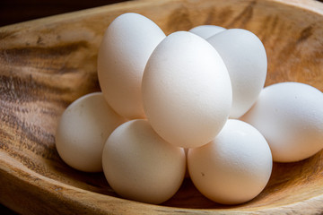 Ovos de galinha brancos na cesta de madeira formato pinhão / White chicken eggs in pinion shaped wooden basket