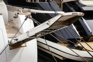 Detailansichten von einer Segelyacht im Hafen liegend.